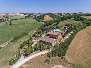 Eine repräsentative Immobilie zum Verkauf in der Nähe von Siena in der Toskana.