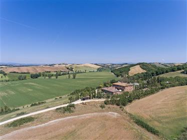 Prestigiosa proprietà in vendita vicino Siena in Toscana.