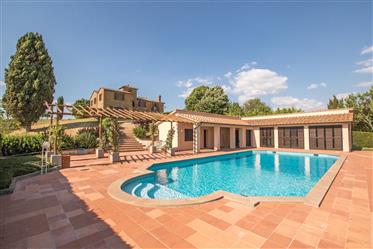 Se vende prestigiosa propiedad con piscina cerca de Pienza.