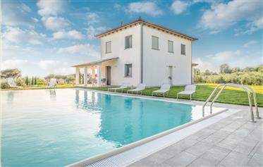 Moderne Villa zum Verkauf in Cortona, Toskana.