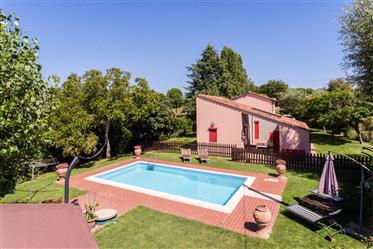 Vendesi deliziosa proprietà con piscina a Cortona, Toscana