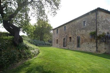 For sale outstanding stone house in the heart of Val d’Orcia.