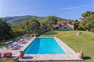 Incantevole casale in pietra con piscina a Monterchi, Toscana.