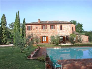 Brick farmhouse with swimming pool near Pienza and Montepulciano