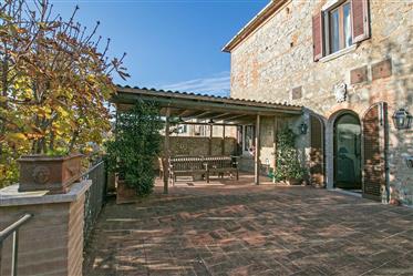 Restored independent house for sale in Tuscany.