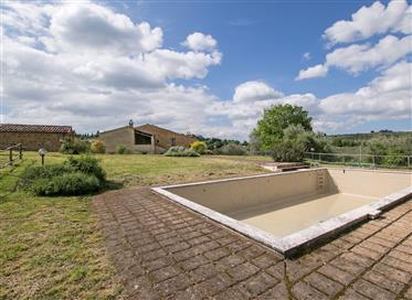 Wunderschön renoviertes Bauernhaus mit Blick auf die Landschaft und den pool