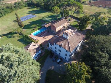 Historische Villa mit Pool in der Nähe von Arezzo