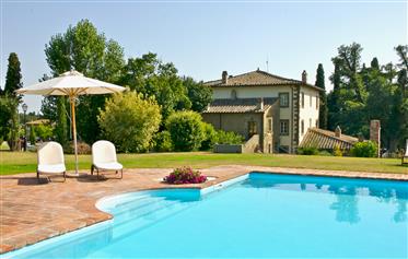 Ancient villa with parkland and swimming pool in Cortona