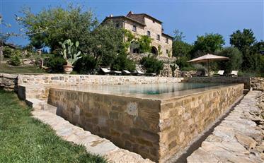 Vente ferme restaurée avec piscine au coeur du Chianti, Toscane