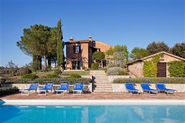 Farmhouse with swimming pool divided into two apartments for sale in Umbria.