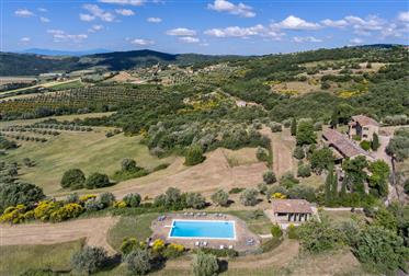 Deux belles fermes en pierre avec piscine à Passignano sur Trasimeno, Ombrie.