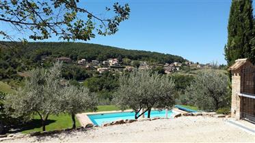 Agriturismo con piscina in vendita in Umbria