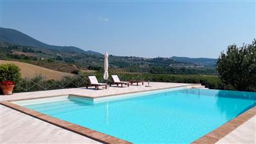 Farma s bazénom na predaj v regióne Umbria