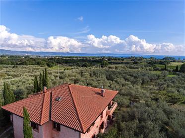 Schöne Villa mit Blick auf den Bolsena-See in Latium.