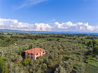 Splendida villa con vista lago di Bolsena in Lazio.