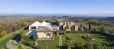 For sale an elegant tourist accommodation with pool in Tuscany.