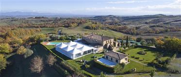 For sale an elegant tourist accommodation with pool in Tuscany.
