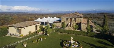 Vendez-Vous un hébergement élégant avec piscine en Toscane.