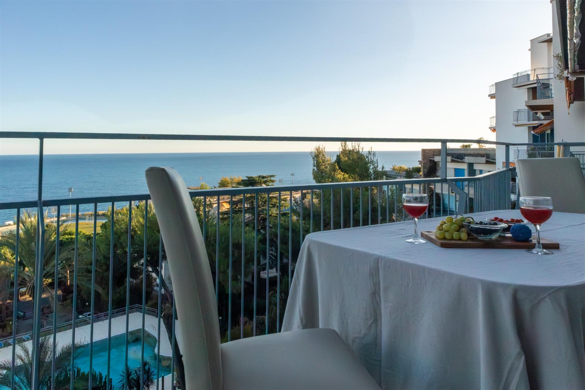 Maravilhoso apartamento de quatro cômodos com vista de 180° para o mar e piscina 
