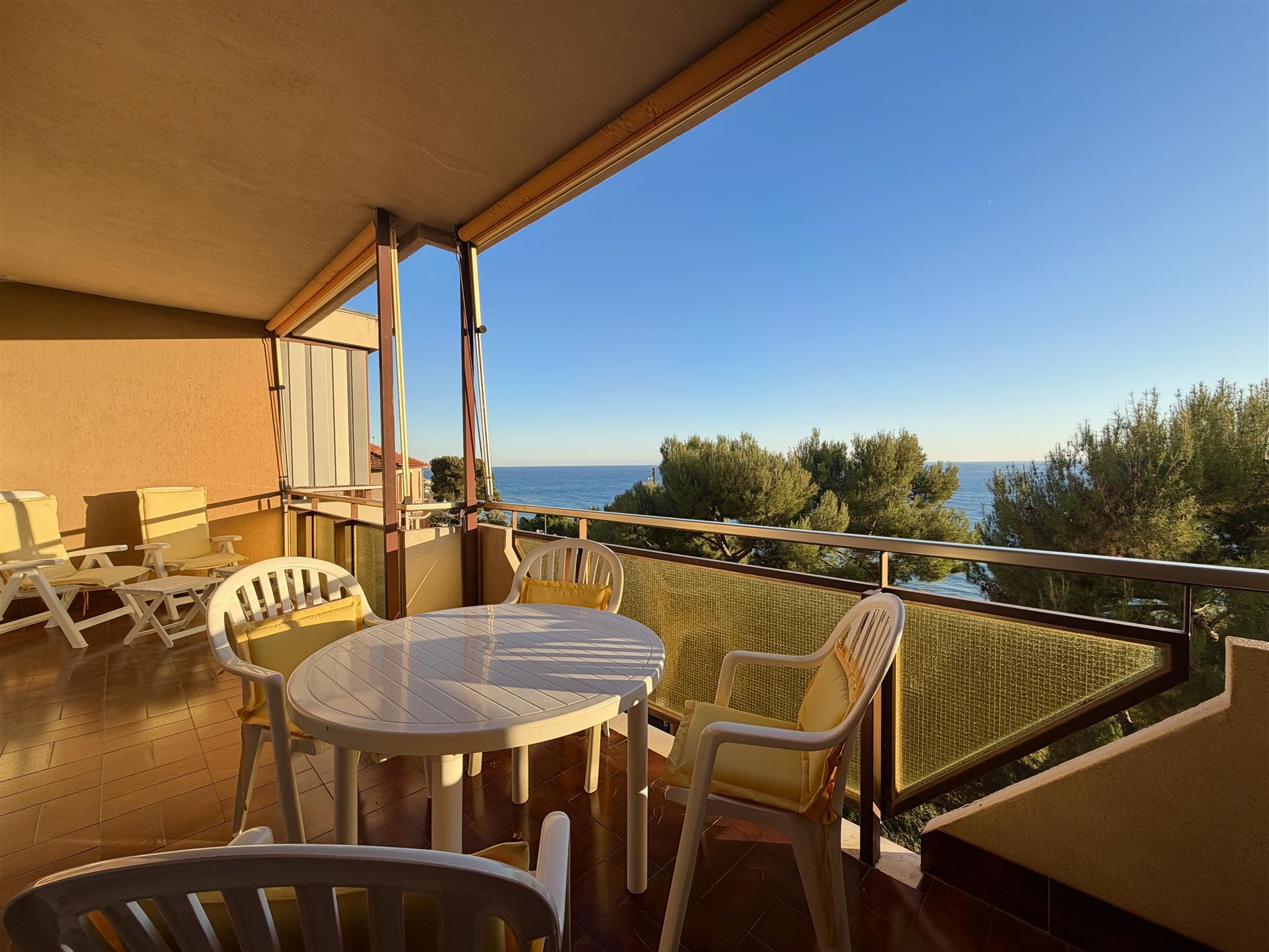 Tweekamerappartement met uitzicht op zee, kelder en parkeerruimte