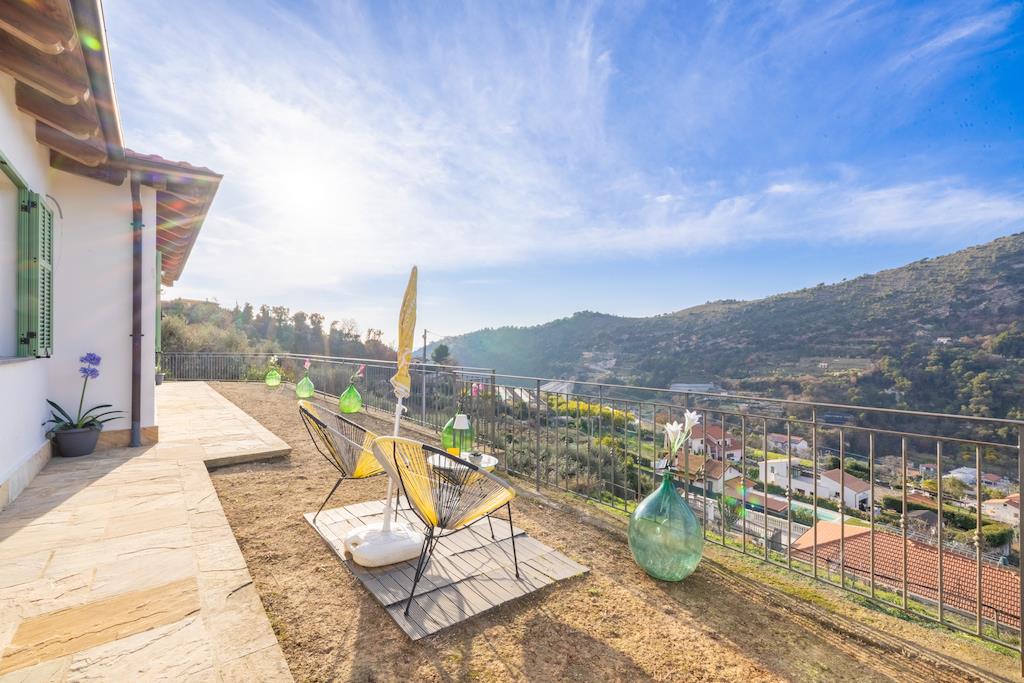 Nowy wolnostojący dom z dużą przestrzenią na zewnątrz