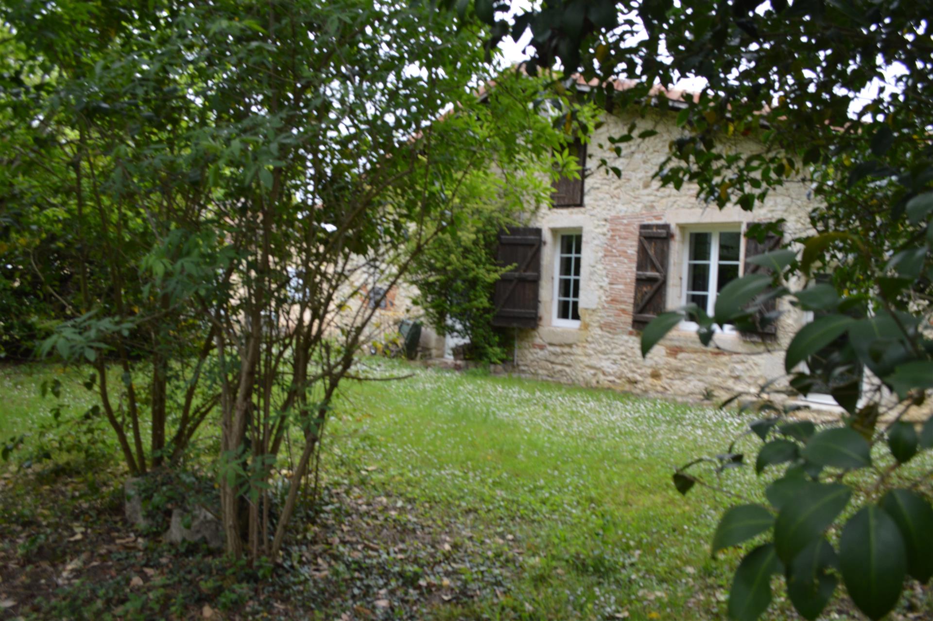 Renovated stone house + barn on 3906 m2