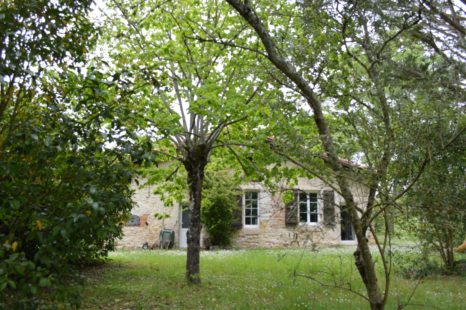 Renovated stone house + barn on 3906 m2