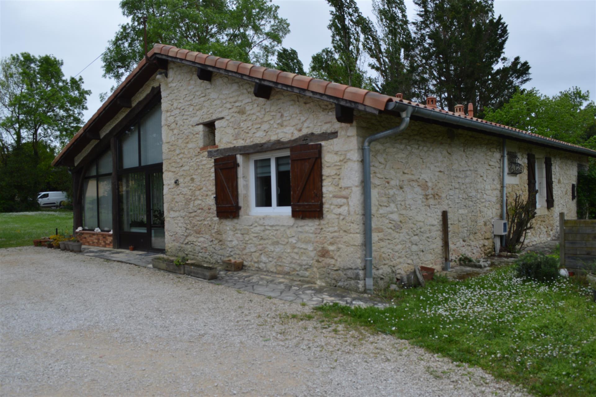 Renovated stone house + barn on 3906 m2