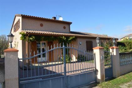 Beautiful villa 4 bedrooms with pool and garage on 946 m2