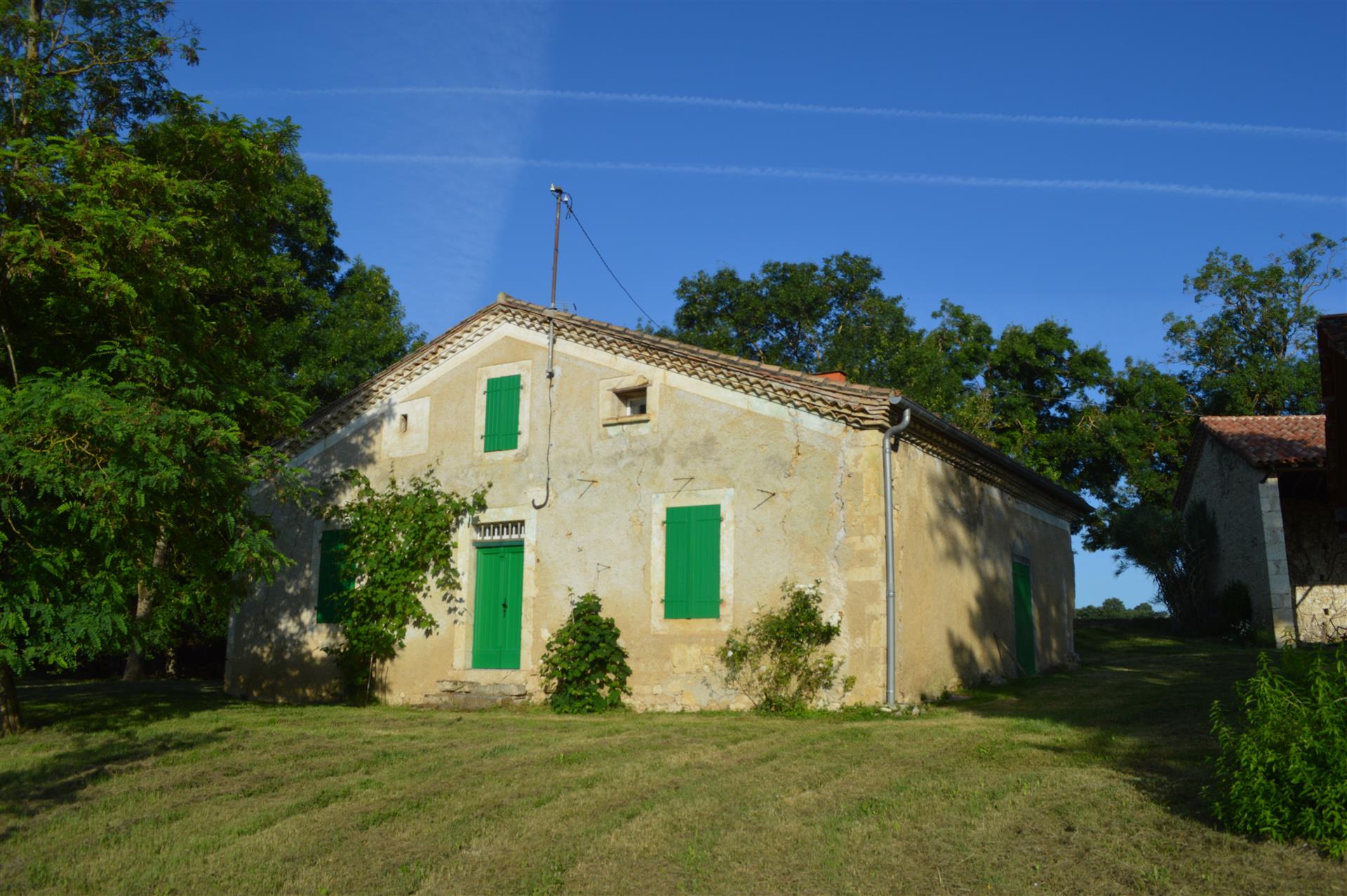 Renovated old house with outbuildings on 3000 m2