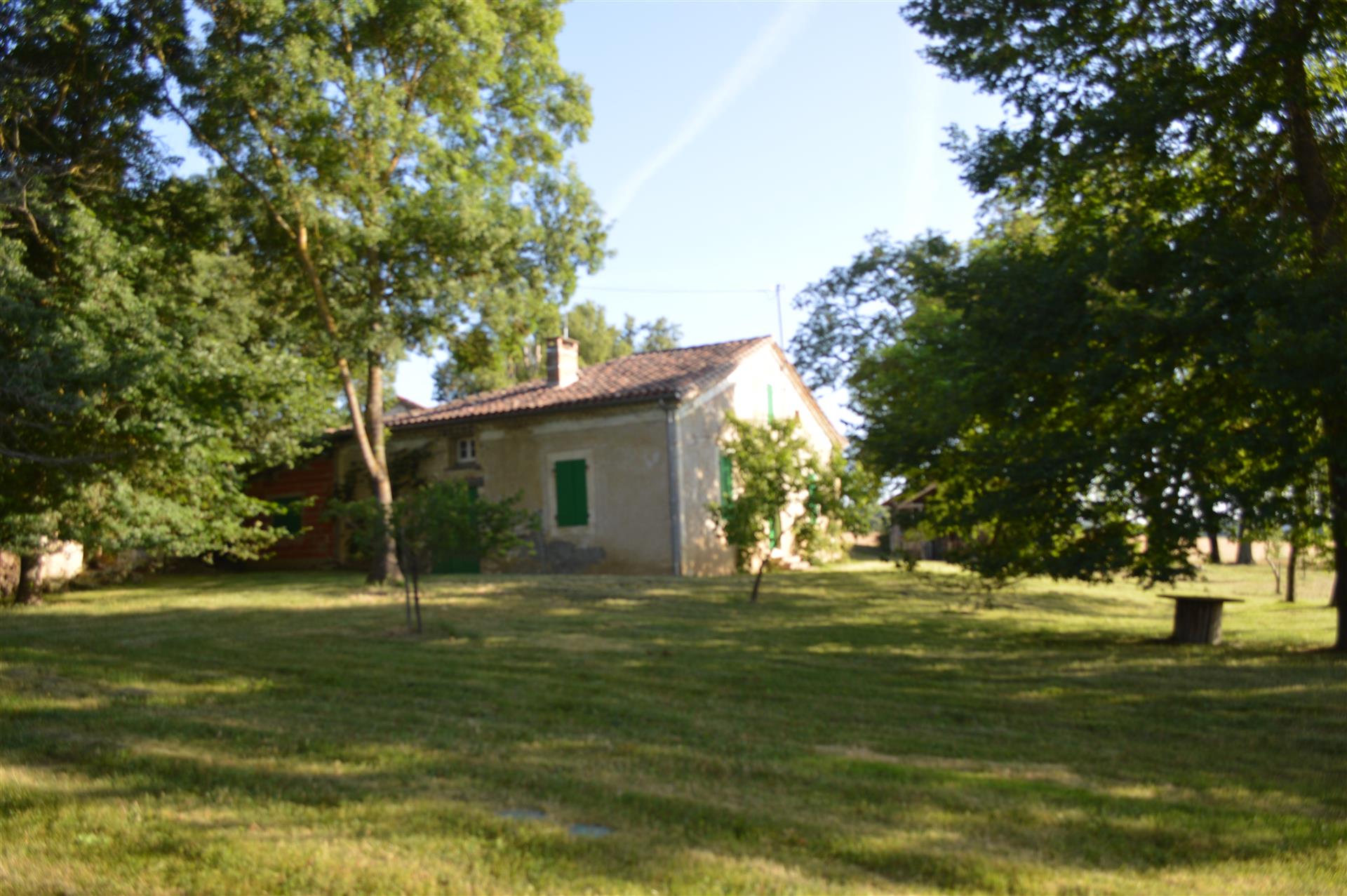Renovated old house with outbuildings on 3000 m2