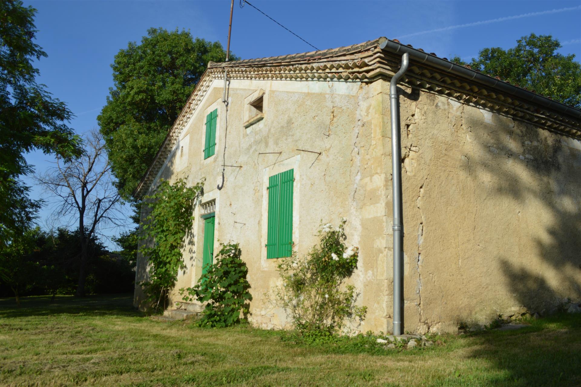 Renovated old house with outbuildings on 3000 m2