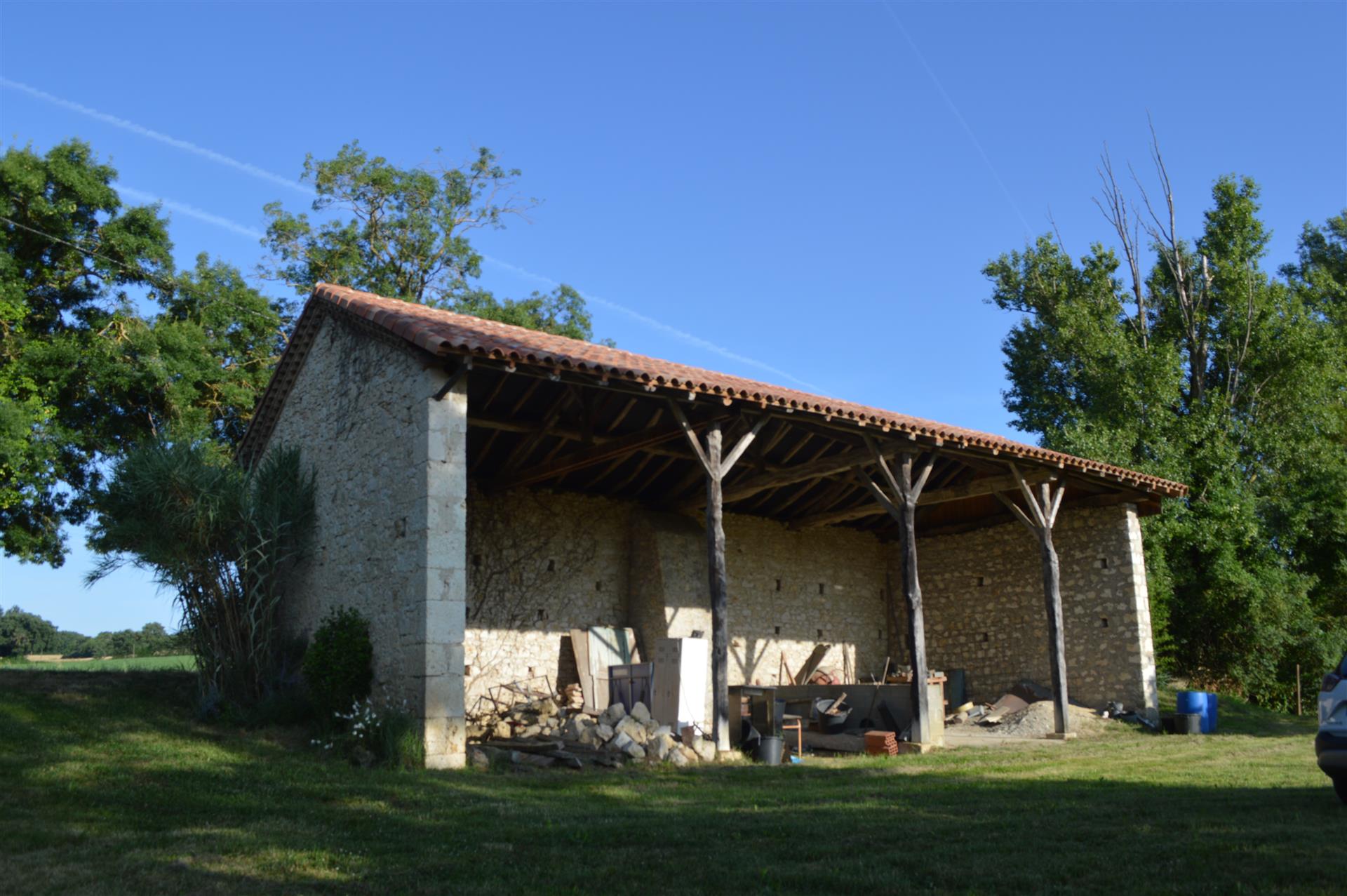 Renovated old house with outbuildings on 3000 m2