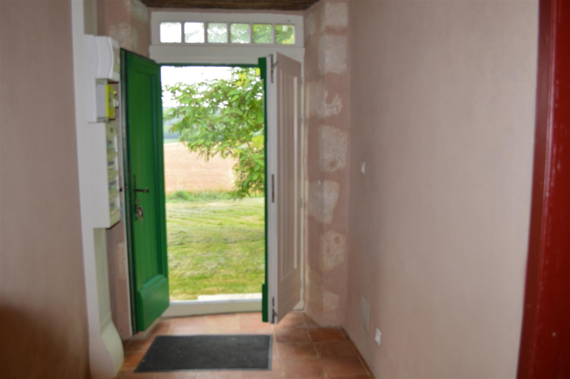 Renovated old house with outbuildings on 3000 m2