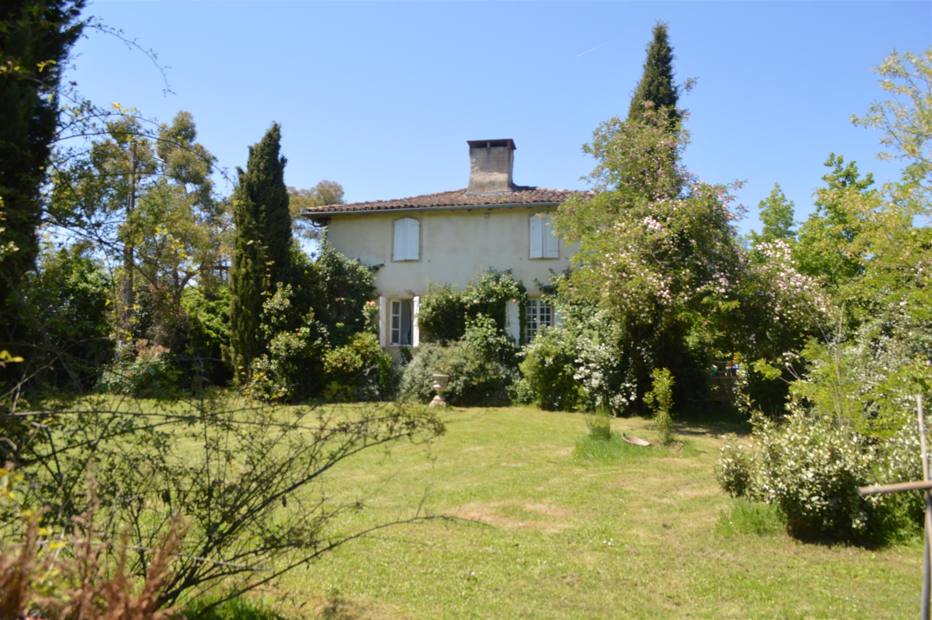 Beautiful mansion with outbuildings on 1.3 ha