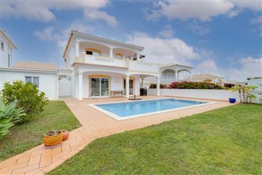 Villa de avec piscine et grande terrasse ensoleillée à Lagos, proche de la plage Meia Praia
