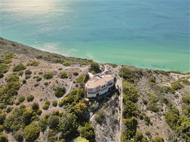 Villa aan zee met panoramisch uitzicht op zee in Salema, westelijke Algarve.