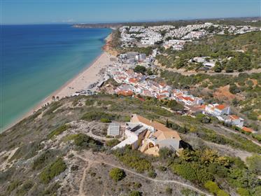 Vila de frente marítima com vista panorâmica para o mar em Salema, Algarve Ocidental.
