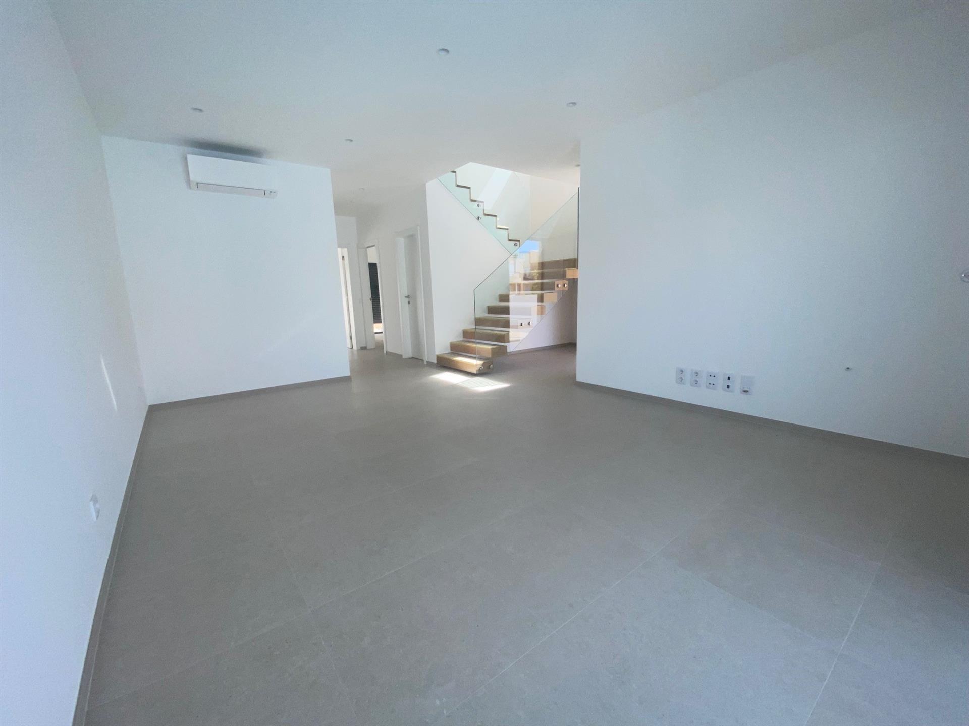 Neue 3 Schlafzimmer Villa in Lagos Porto de Mós, mit Außenpool, Sonnenterrassen und Garage.