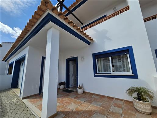 Maison de 3 chambres avec terrasse ensoleillé et garage à Burgau, ouest de l'Algarve.