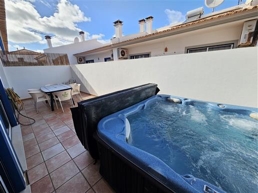 Maison de 3 chambres avec terrasse ensoleillé et garage à Burgau, ouest de l'Algarve.