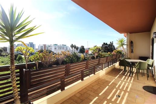 Apartamento T1 em Lagos com piscina, terraço exterior e estacionamento, próximo da Marina e da Meia 