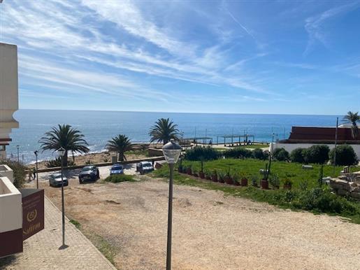2-Zimmer-Wohnung direkt am Meer mit Panoramablick auf den Ozean in Praia da Luz