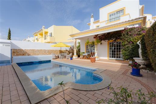 Villa de 3+1 chambres avec piscine, terrasse ensoleillée et garage à Lagos, Porto de Mós