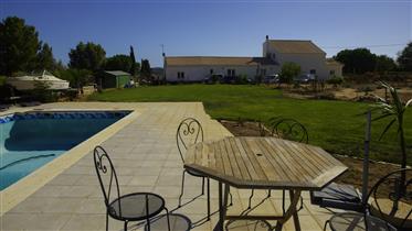 Spacious country house close to Lagos, with swimming pool and with fruit trees