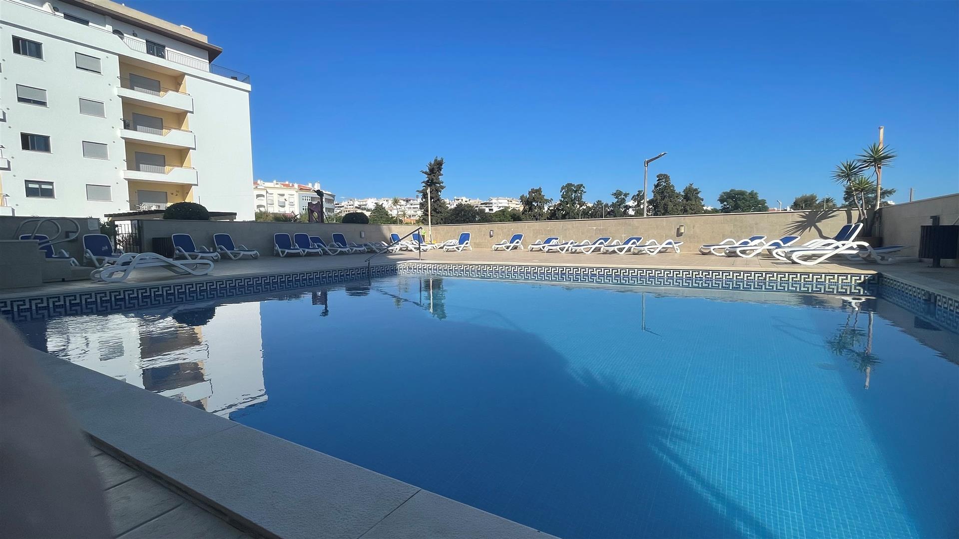 2 Zimmer Wohnung im Zentrum von Lagos, mit Pool und Tiefgaragenstellplatz.