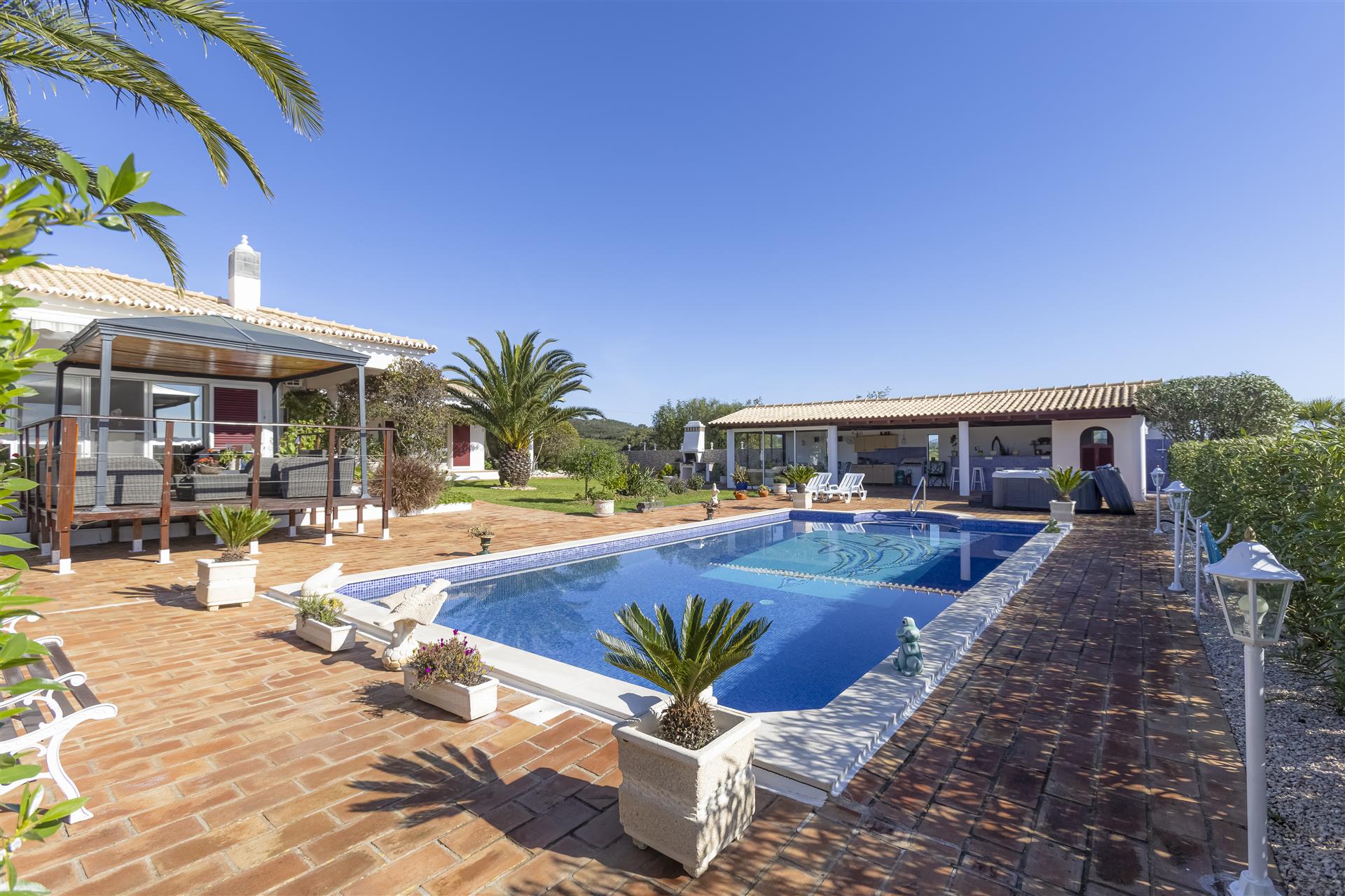Stunning Single-Story Villa with Pool, Outdoor Spaces & Countryside Views, Close to Lagos and Beache