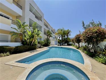 Apartamento T2 em Lagos Porto de Mós com piscina e jardim, perto da praia