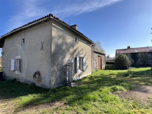 Bella casa in pietra con ampio giardino e grande potenziale