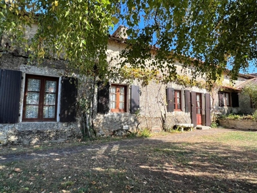 Schönes Steinhaus mit Garten und Freizeitland am Rande der Charente